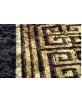 Skalbiamas graikiškų raštų kilimas Miro