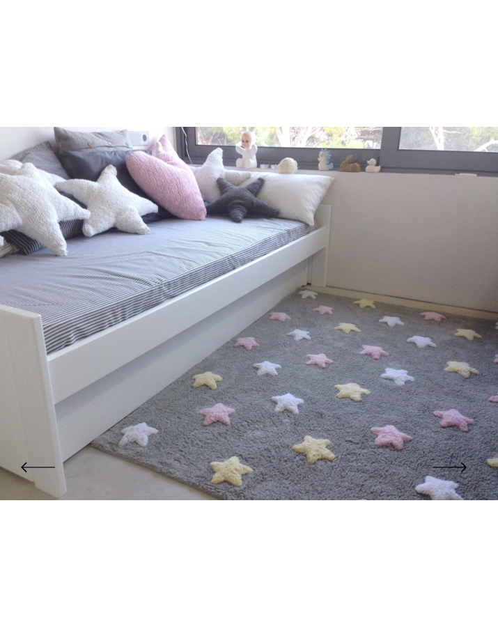 Pilkas skalbiamas kilimas su spalvotomis žvaigždelėmisVaikiški kilimai